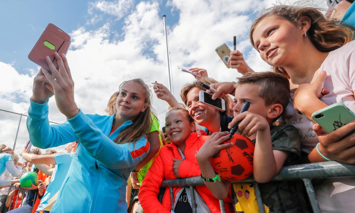 Imagen La selfie de Lieke con los hinchas, una postal del buen clima.