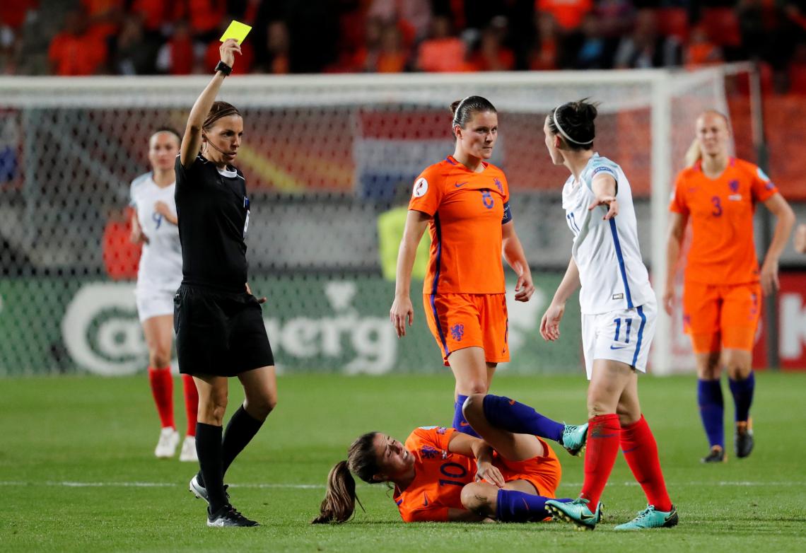 Así de seria es la mirada de Spitse después de que su compañera Danielle van de Donk sufriera un fuerte foul.