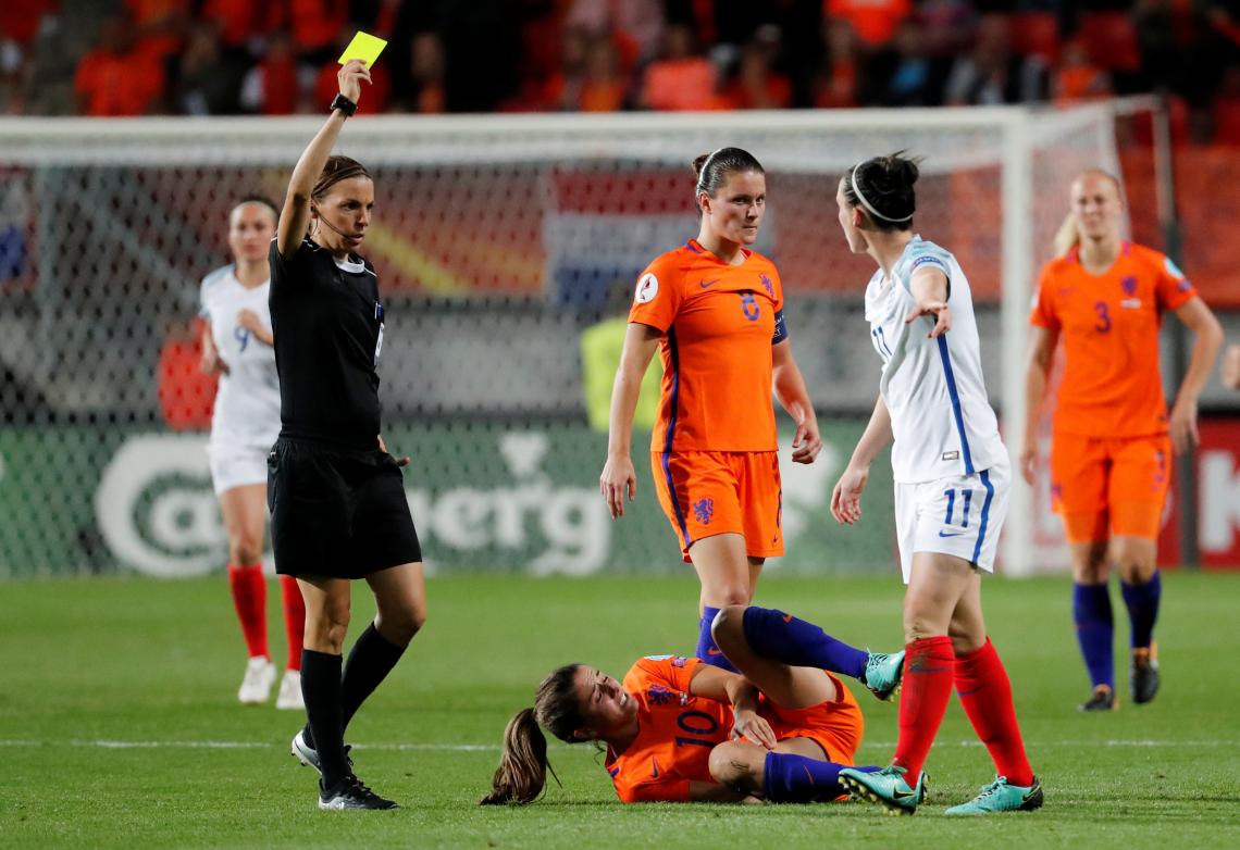 Imagen Así de seria es la mirada de Spitse después de que su compañera Danielle van de Donk sufriera un fuerte foul.