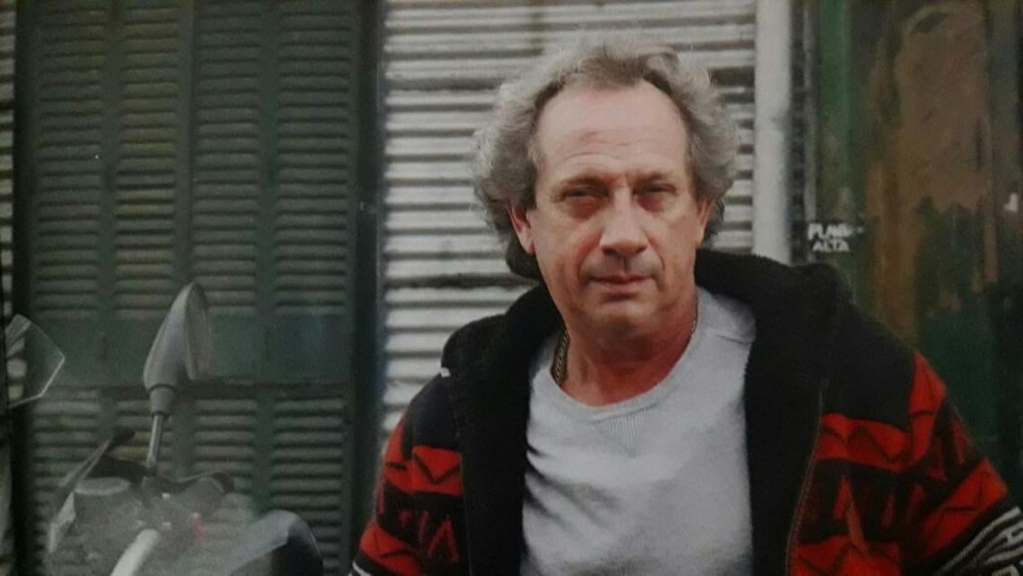 En la Boca, donde se crió y aún vive, con su inseparable moto, a los 58 años.