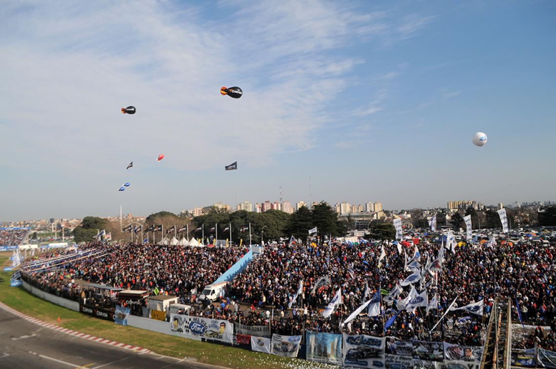 Imagen Luego de 3 años de ausencia el TC volvió a ser una fiesta en el Autódromo porteño, con 67.000 personas disfrutando a pleno.