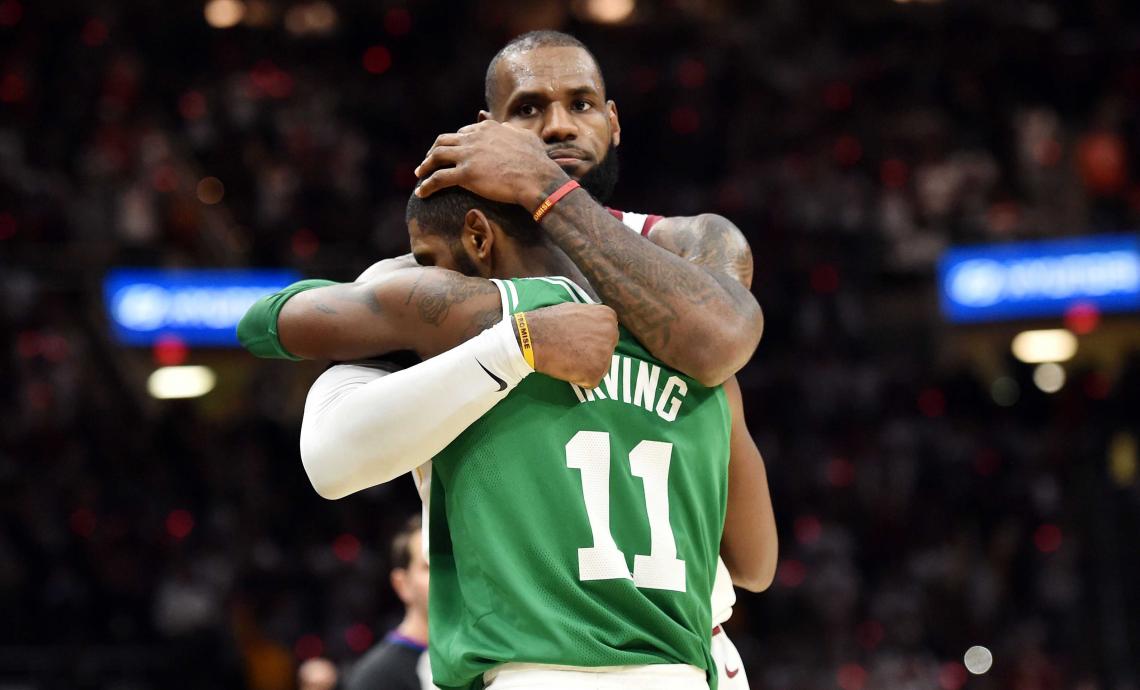 Imagen LeBron e Irving dejaron la polémica atrás y se abrazaron cuando terminó el partido.