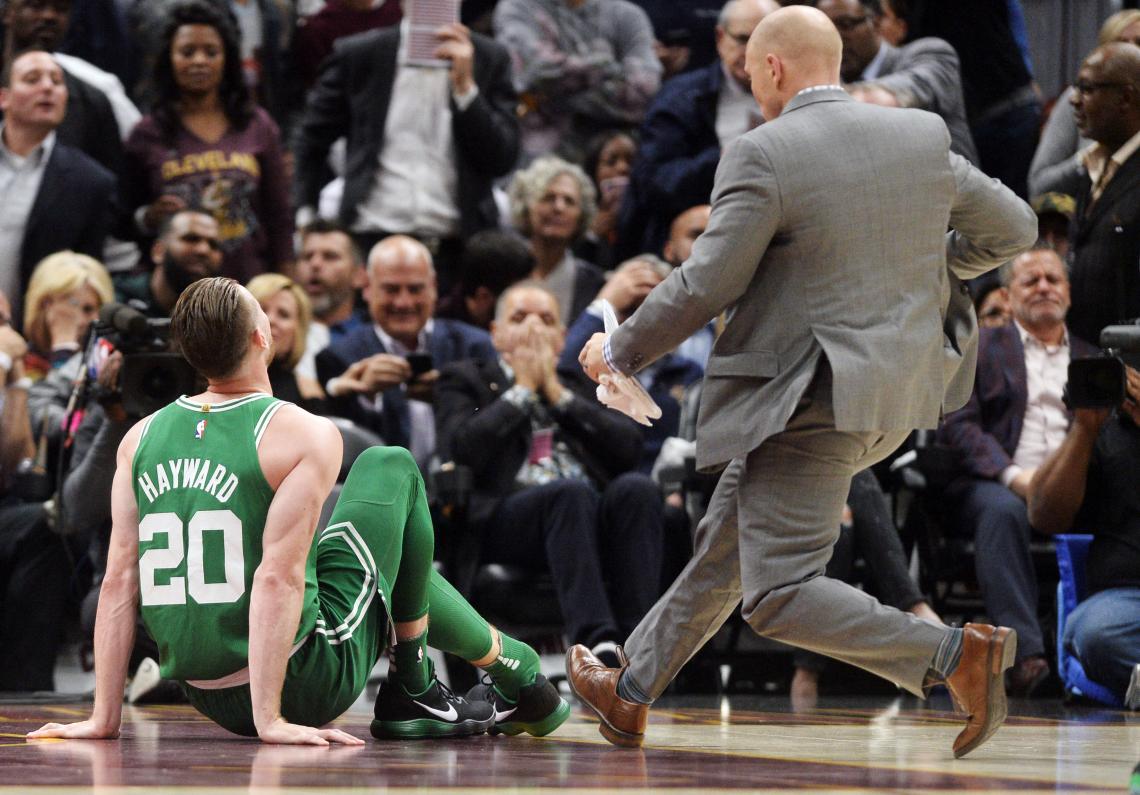 Imagen Hayward, tirado en el piso con el tobillo destruido.