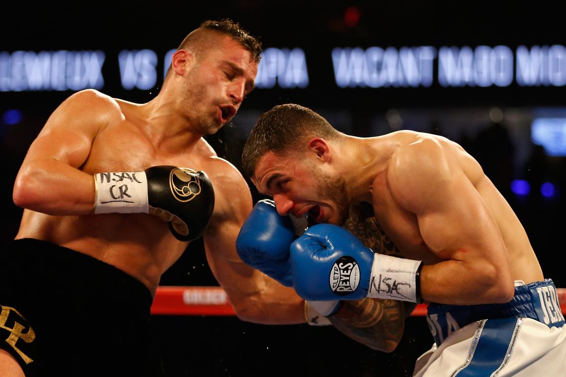 Imagen Lemieux, castigando a Glen Tapia.