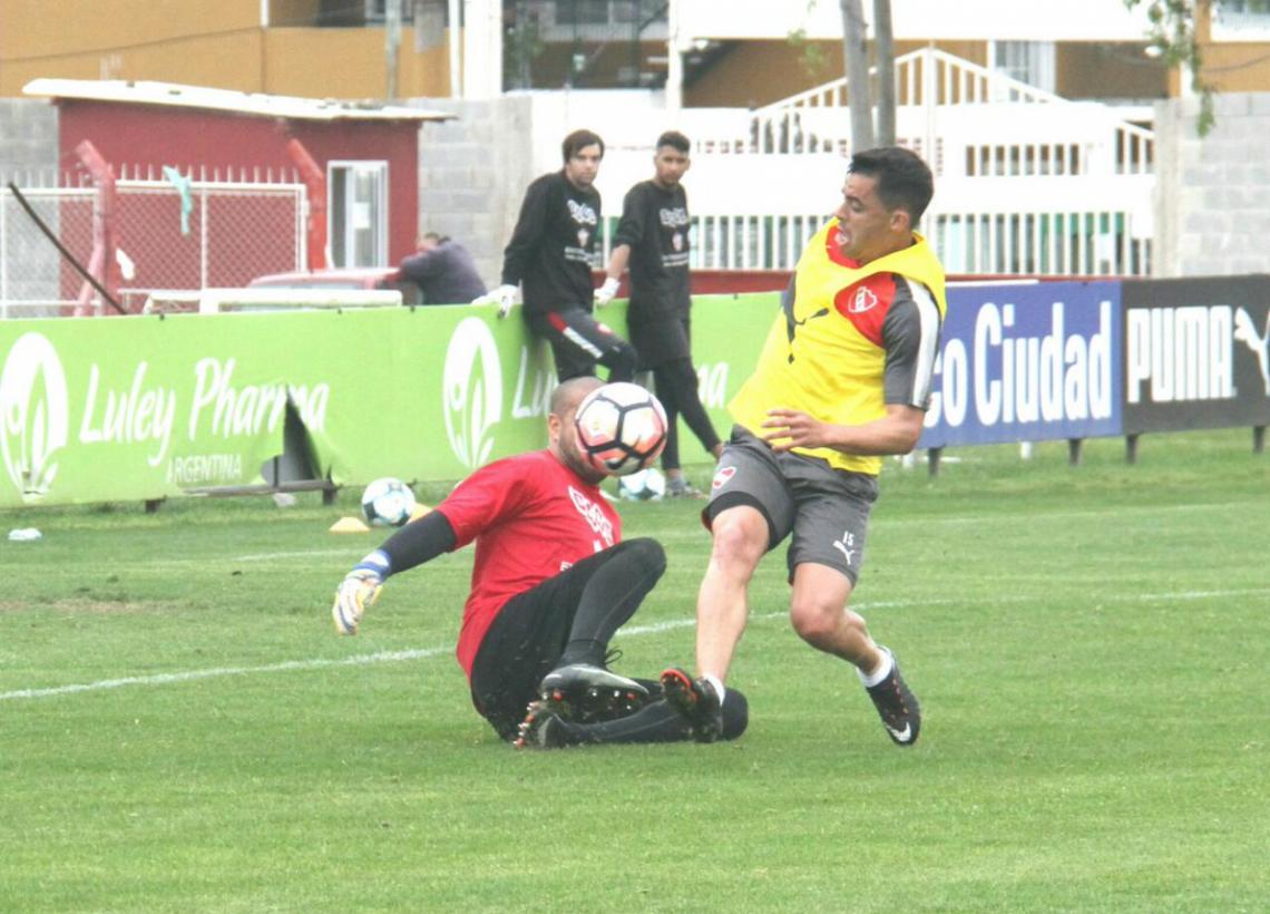 Imagen Diego Rodríguez, disputando la pelota con el arquero rival.