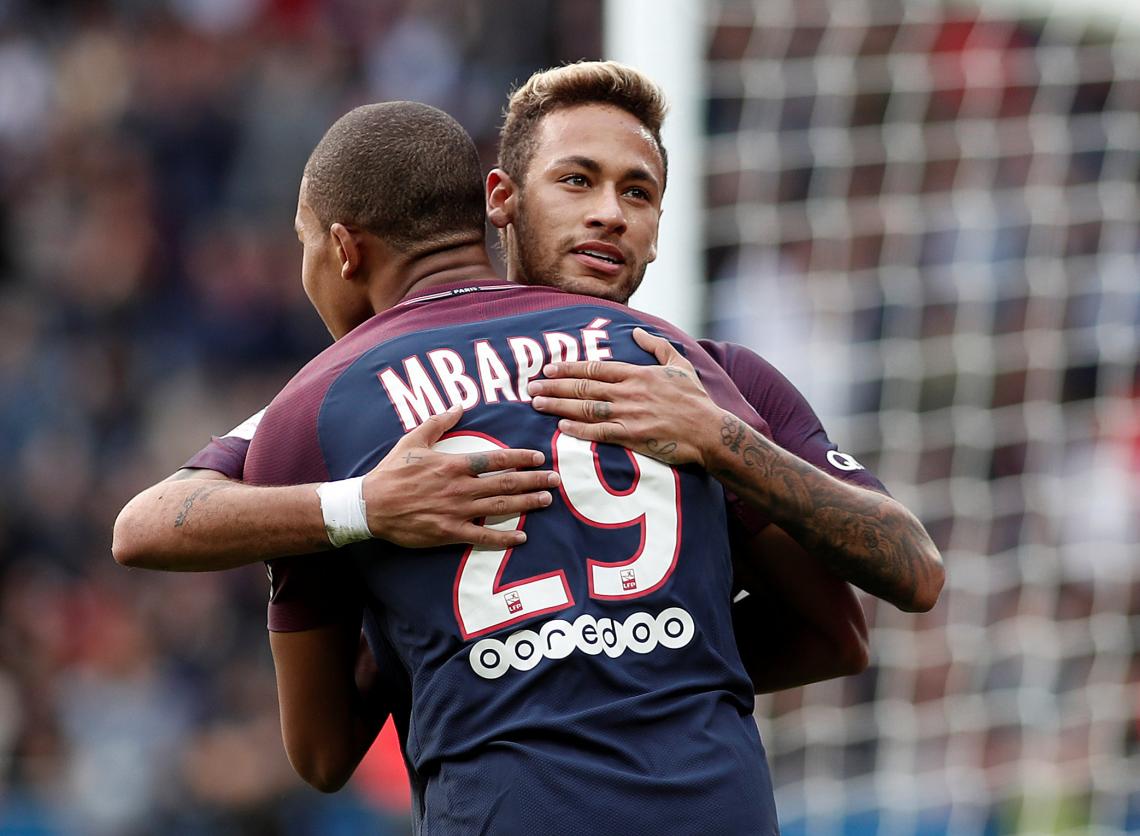 Imagen Ney, abrazando a Mbappé.