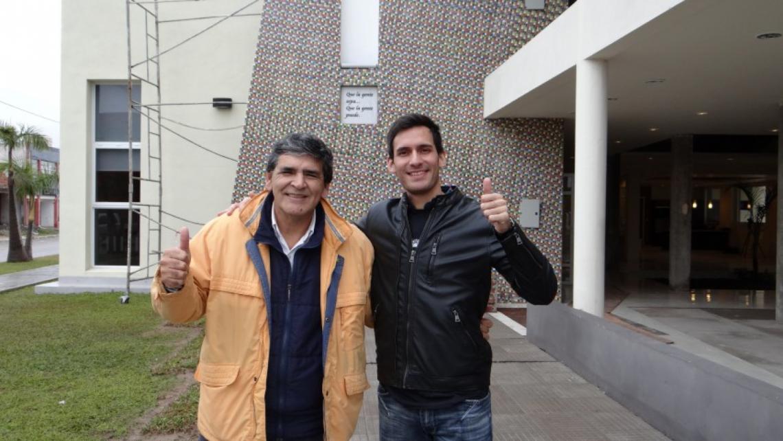 Imagen Seba y el arquitecto de la Casa Garraham en Chaco. Edificio que se levanta con la solidaridad de los vecinos. “No me voy a detener hasta completar el sueño”.