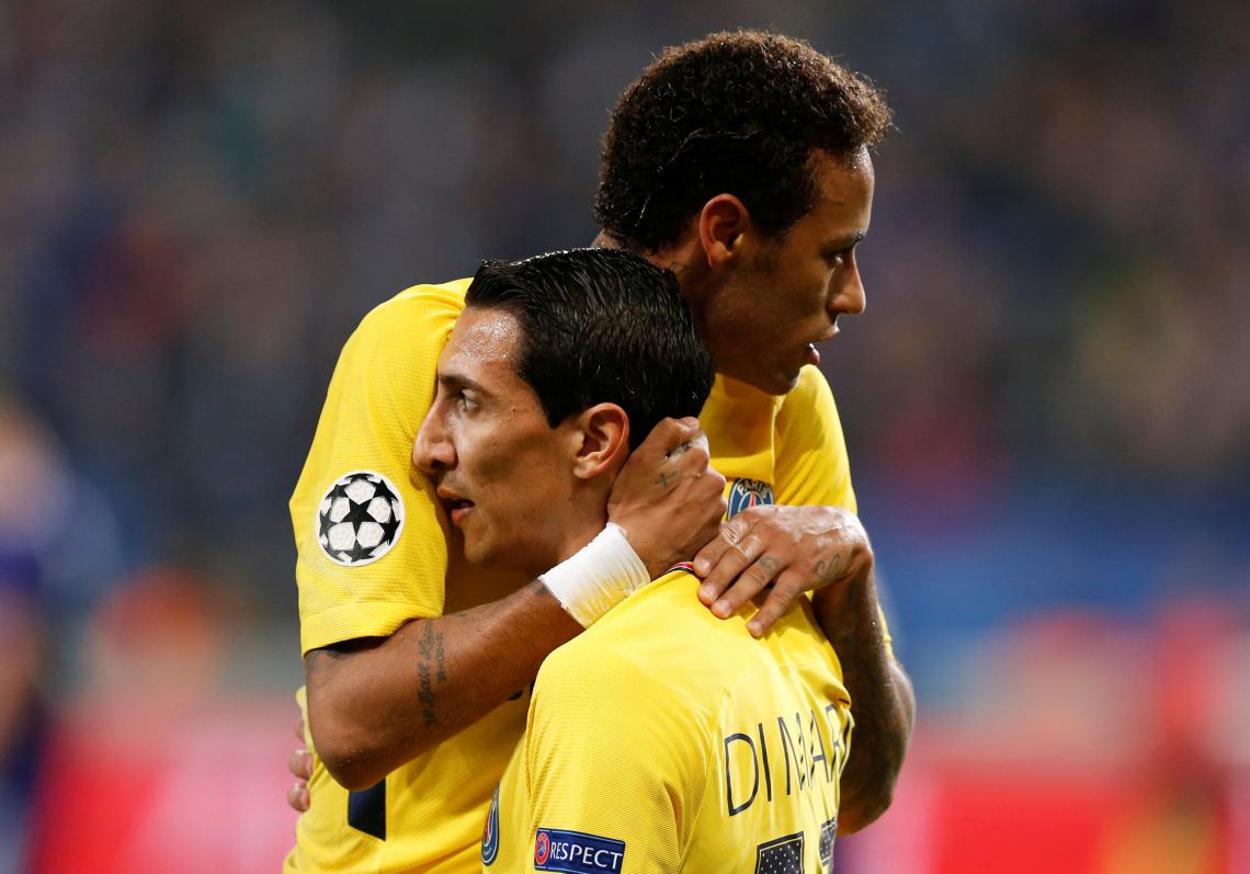 Imagen Neymar, abrazando a un serio Di María en el festejo de gol.