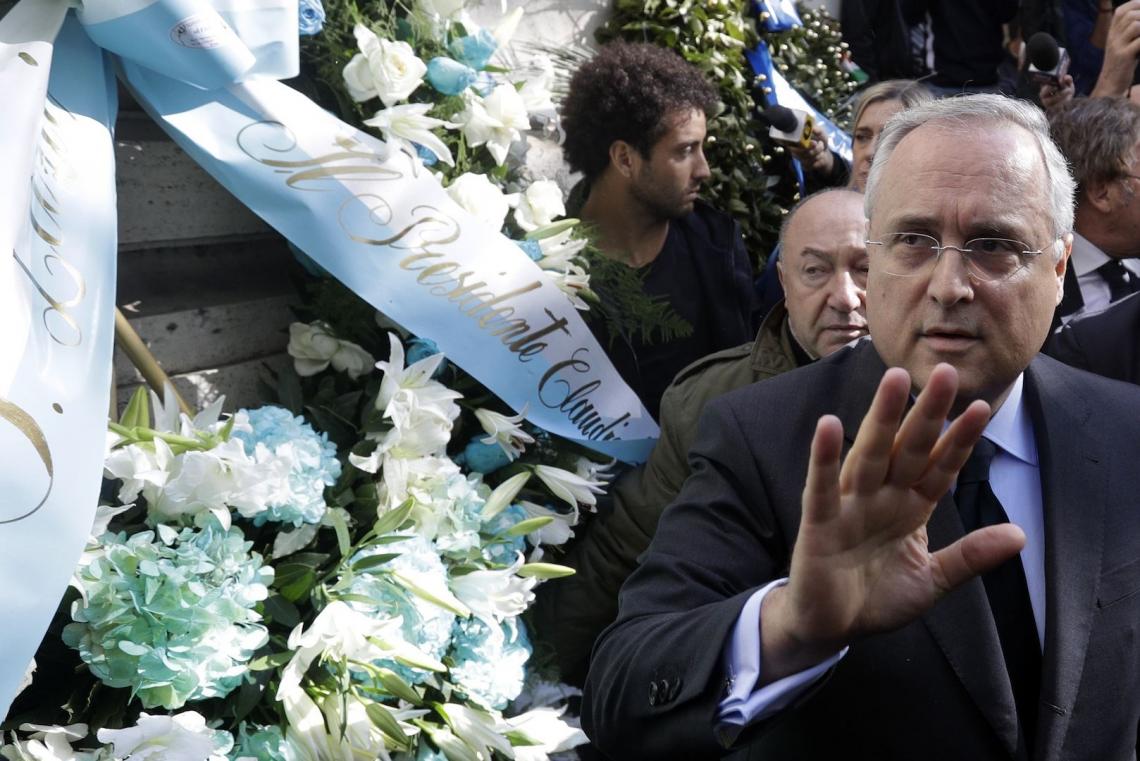 Imagen El presidente del equipo de fútbol Lazio, Claudio Lotito, habla a periodistas tras depositar una corona de flores en el exterior de la sinagoga de Roma, el 24 de octubre de 2017
