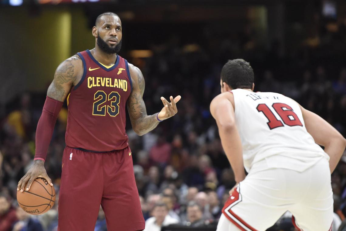 Imagen LeBron, ordenando un ataque.