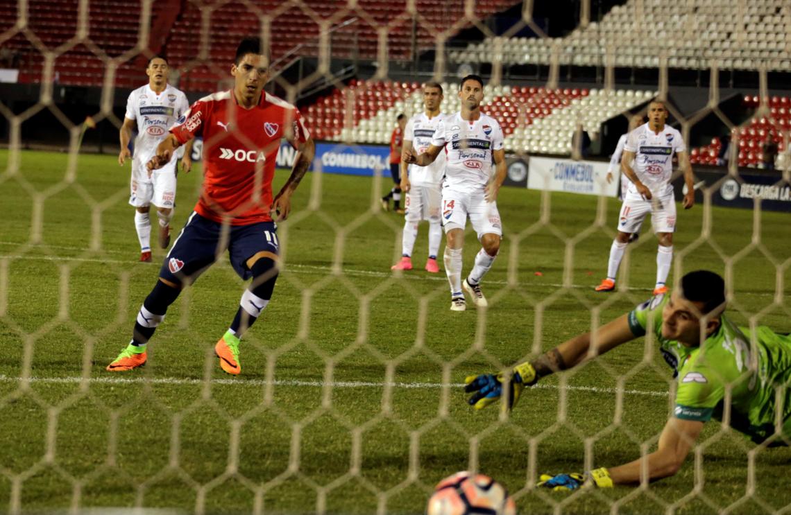 Imagen Leandro, marcando su segundo gol, de rebote tras un penal errado por él mismo.