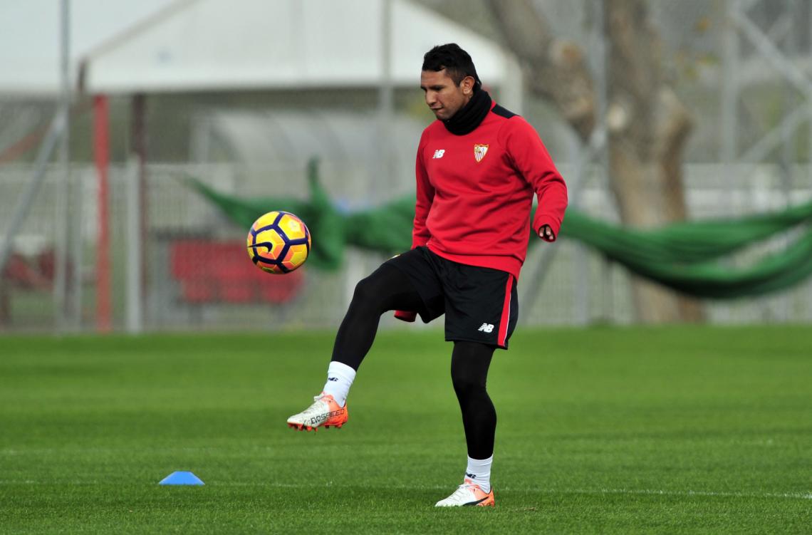 Imagen Montoya, en una práctica del Sevilla.