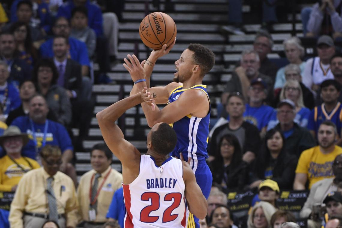 Imagen Curry y un incómodo tiro ante la pegajosa marca de Bradley.