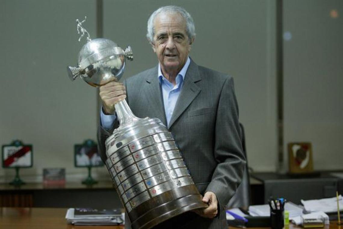 Imagen Rodolfo D´Onofrio y la Copa.