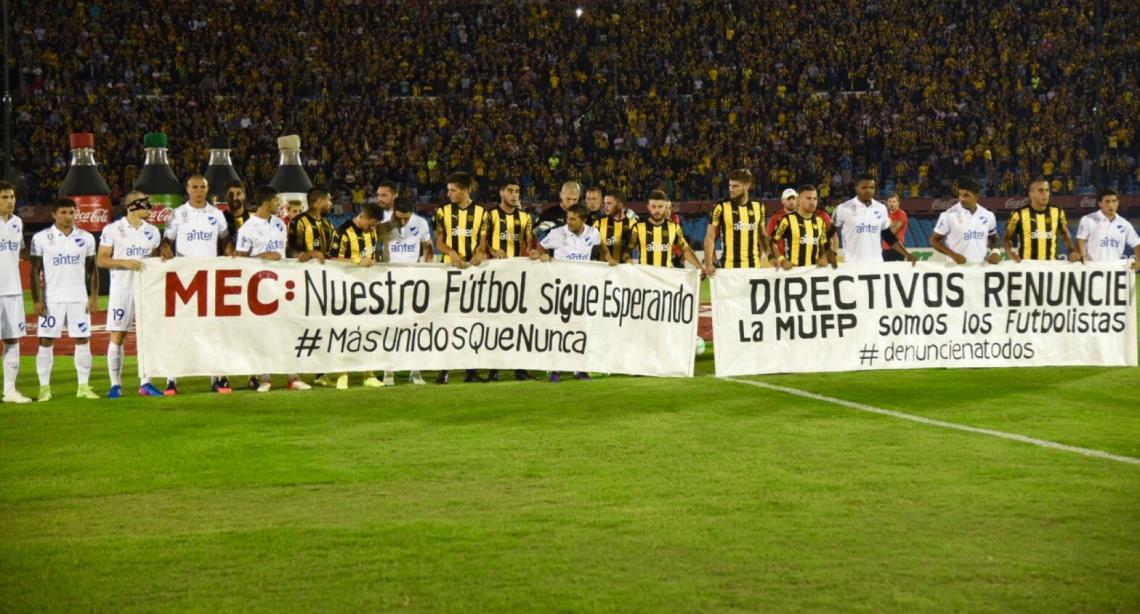 Imagen Los jugadores de Peñarol y Nacional, unidos en el último clásico.