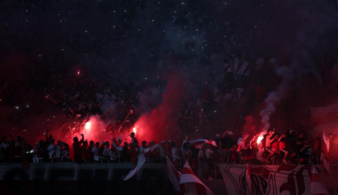 Imagen Las bengalas durante el partido ante Lanús.