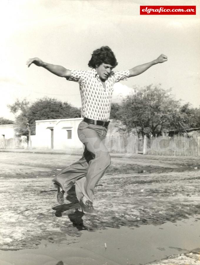 Imagen René Orlando Houseman salta un charco en su barrio para el fotógrafo de El Gráfico.
