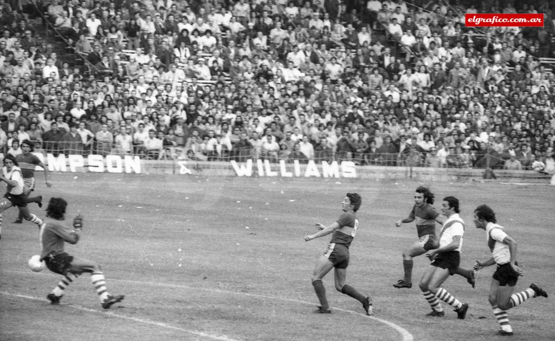 Gol 1. 2 minutos, duda del fondo de River que aprovecha Garcia Cambón (1 a 0).