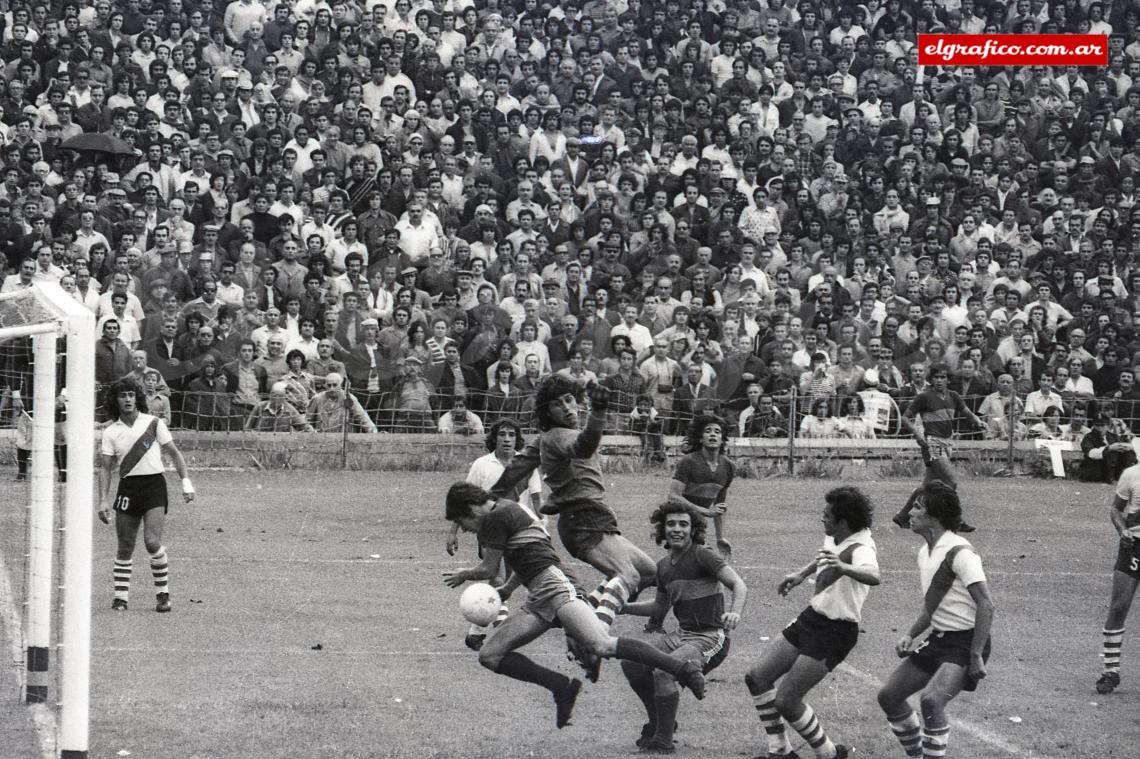 Gol 2. 37 minutos, centro de Trobbiani y cabezazo del goleador (2 a 1).