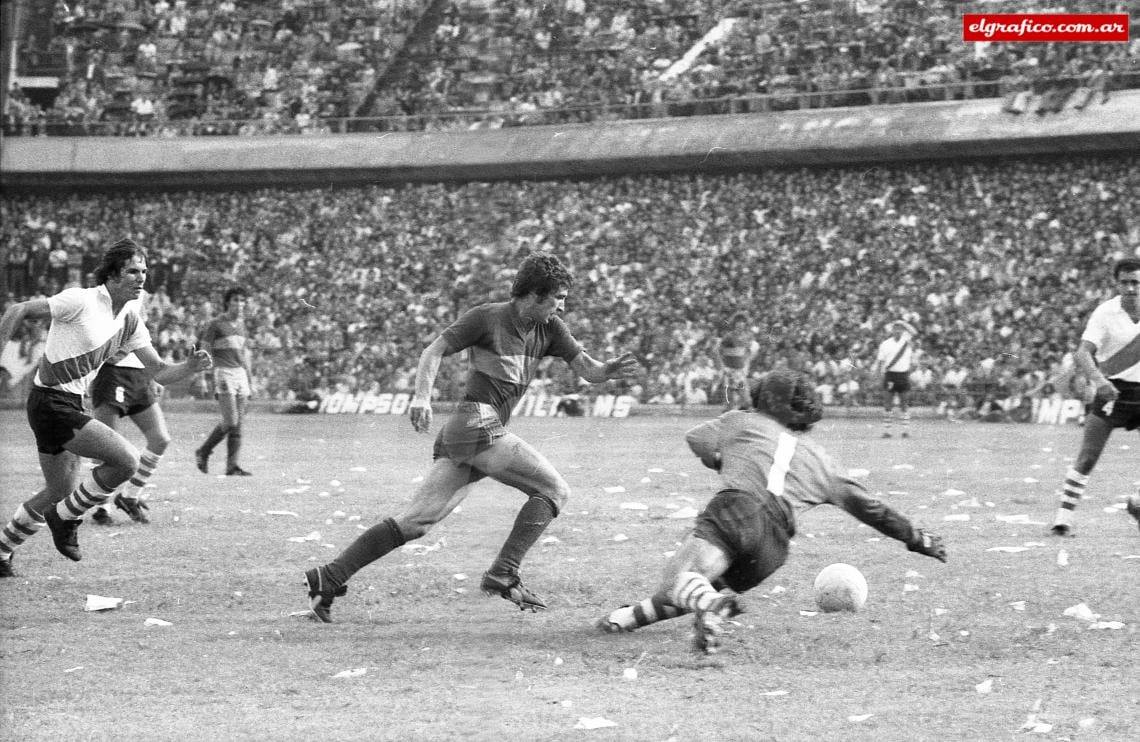 Gol 4. 71 minutos, se le juega larga a Fillol y define de zurda (5 a 2).