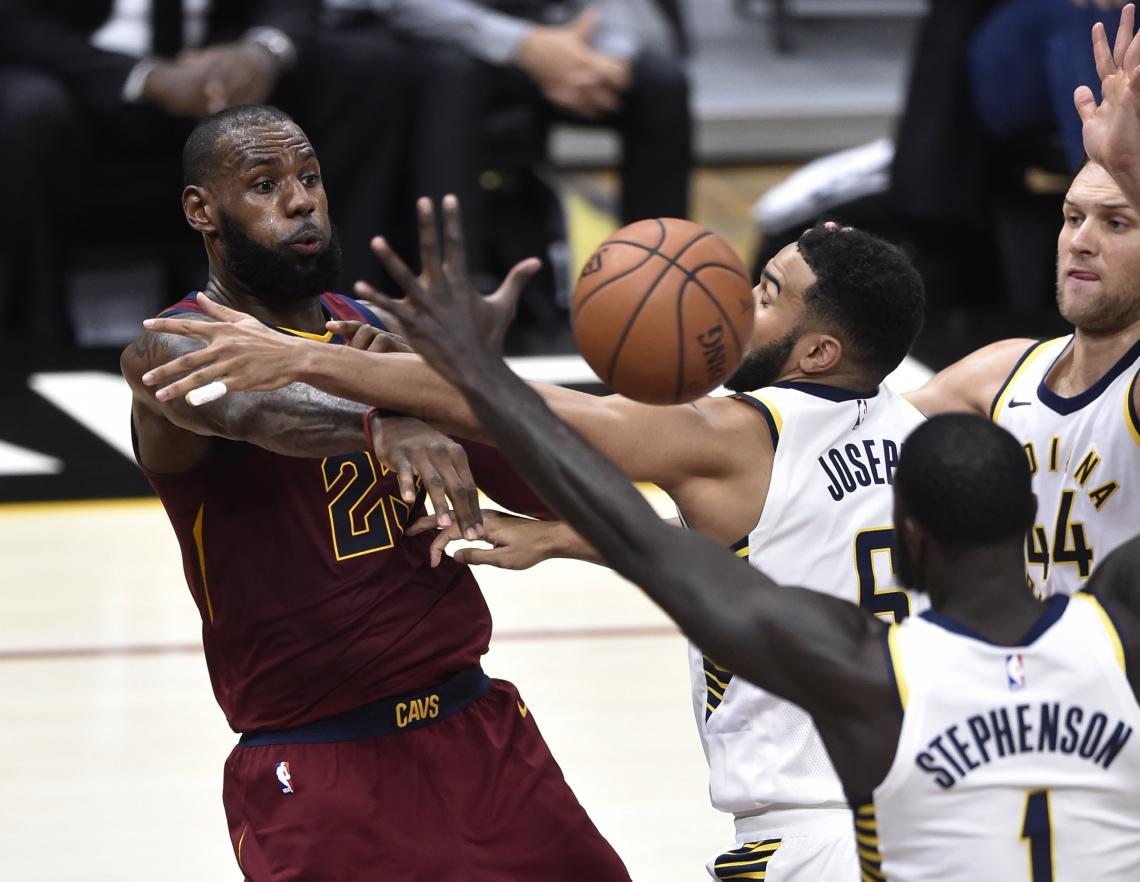 Imagen LeBron, agobiado por la marca de tres rivales.
