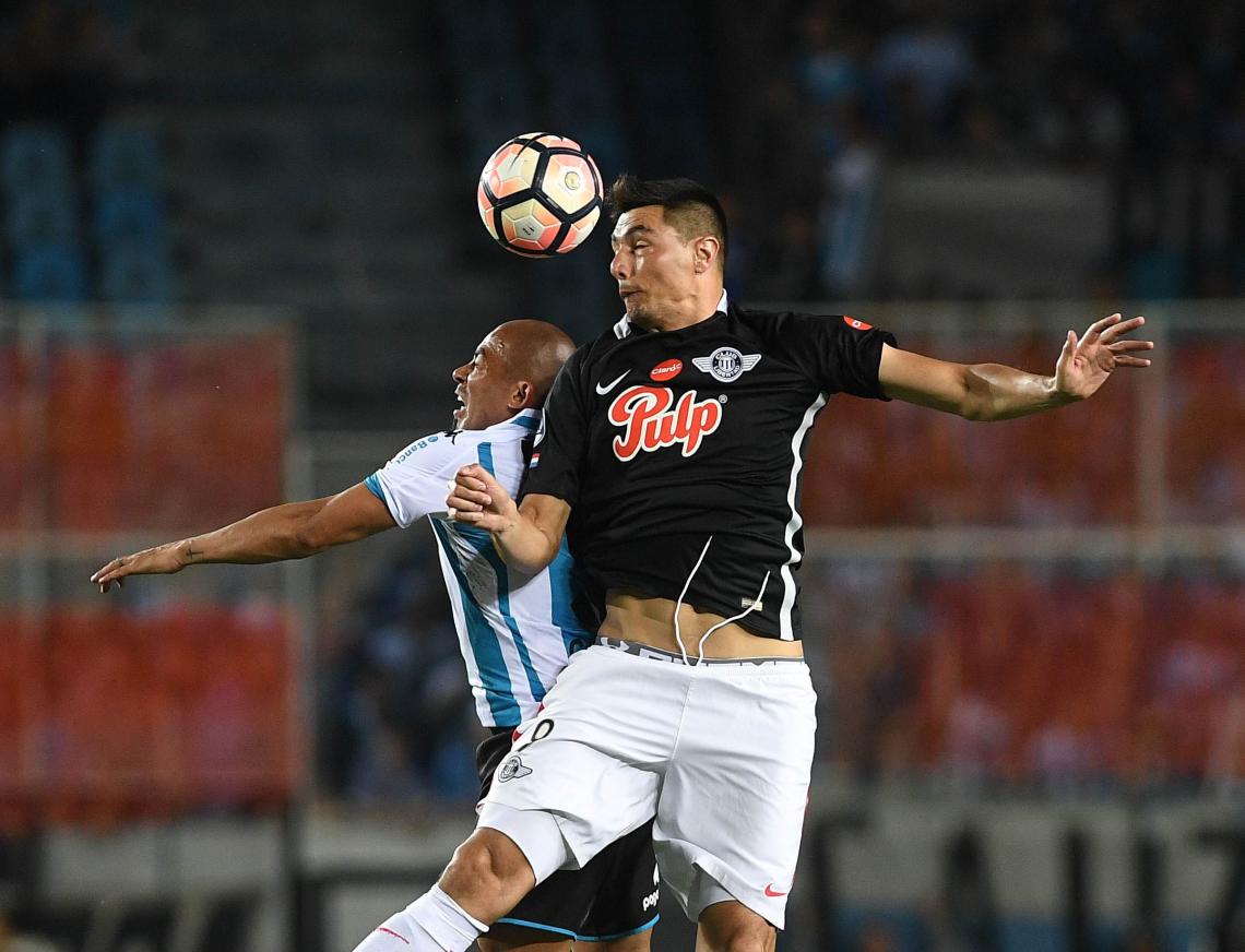 Imagen Egidio, saltando contra Tacuara Cardozo.