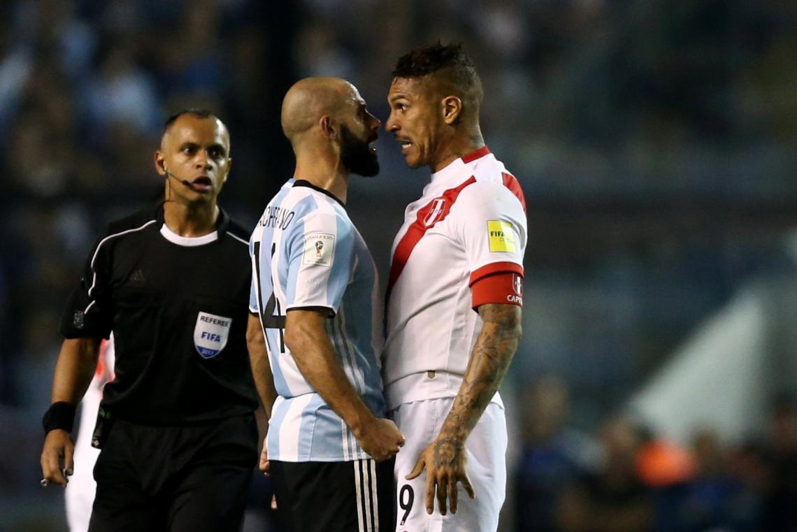 Imagen Guerrero, cara a cara con Mascherano durante el partido.