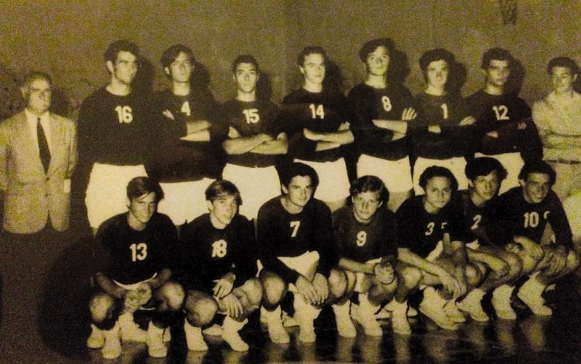 Imagen Como jugador de vóley en el Club Universitario de La Plata, con el número 2, en cuclillas, a la derecha.