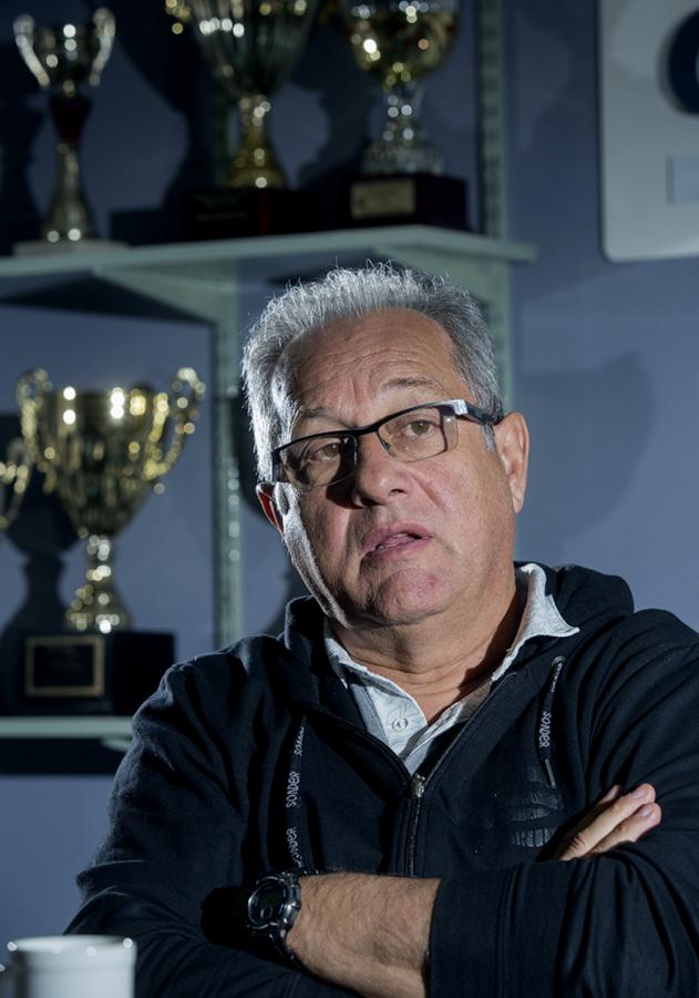 Imagen En FEVA, la Federación del Voleibol Argetino, donde realizamos la entrevista, con distintos trofeos custodiándole la espalda. Foto: Emiliano Lasalvia.