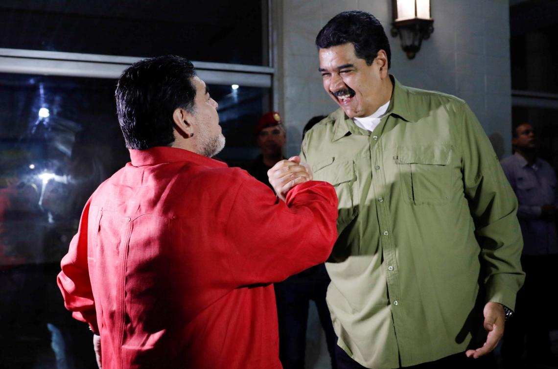 Imagen Maradona, saludando al presidente Maduro.