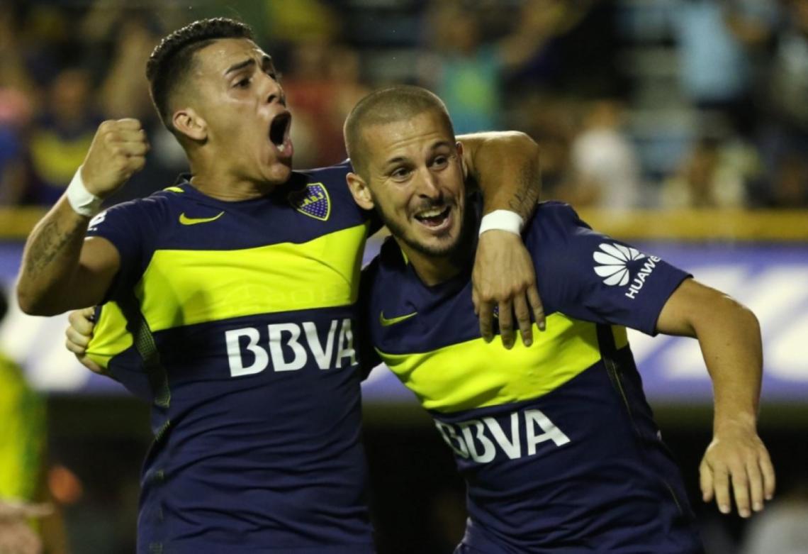 Imagen El Pipa y Pavón, festejando un gol en Boca.