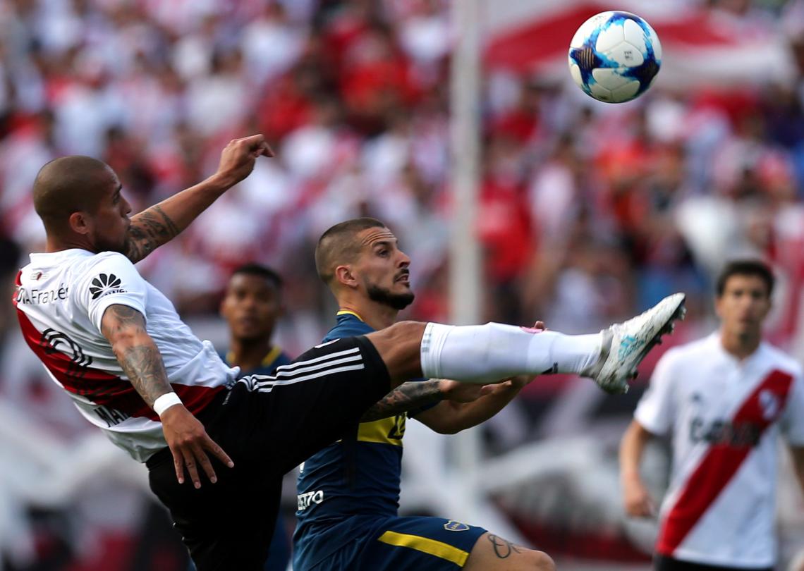 Imagen Maidana, marcando a Benedetto en el clásico.