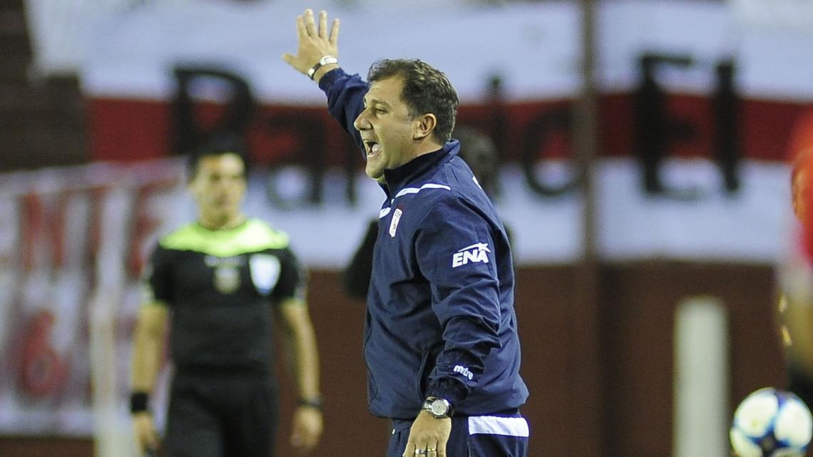 Imagen Otta, dando indicaciones.