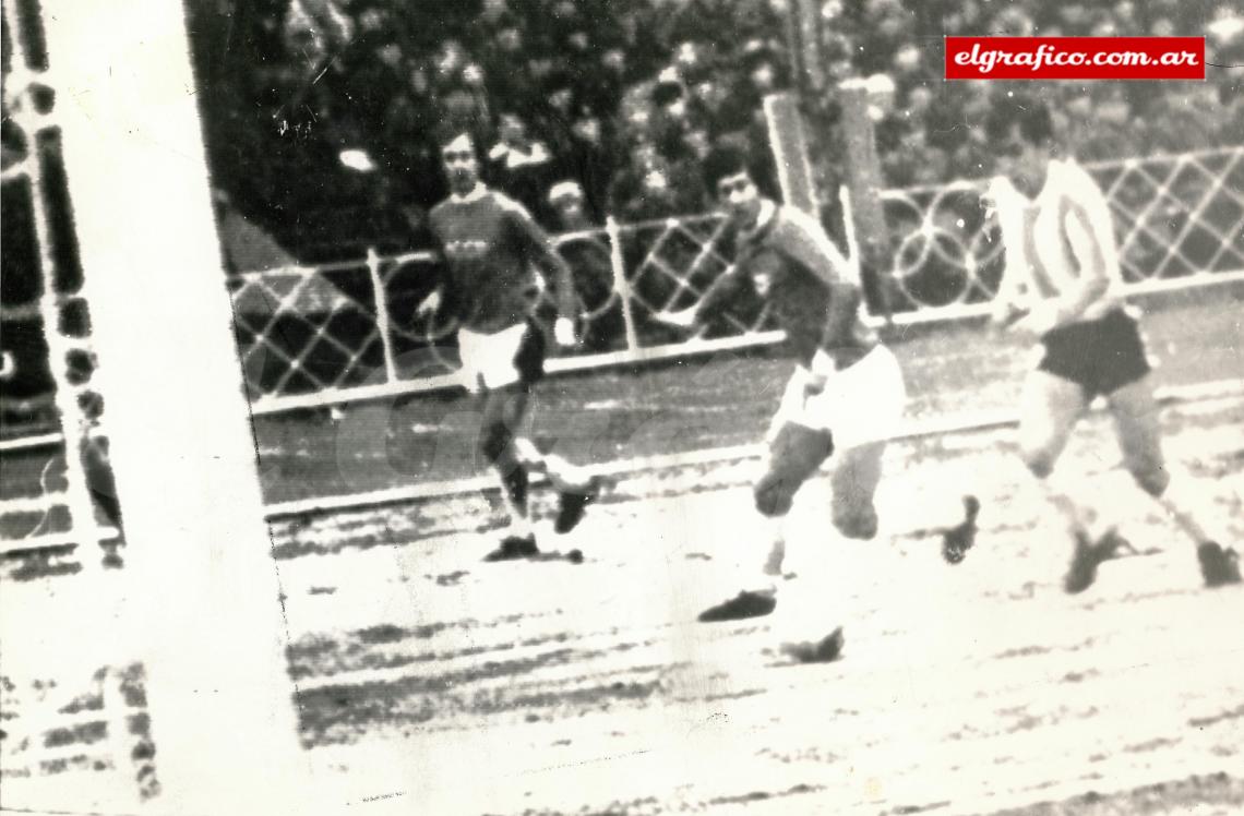 Imagen Ricardo Bochini en acción. El Bocha fue reemplazado por Passarella que hacía su debut en la mayor.