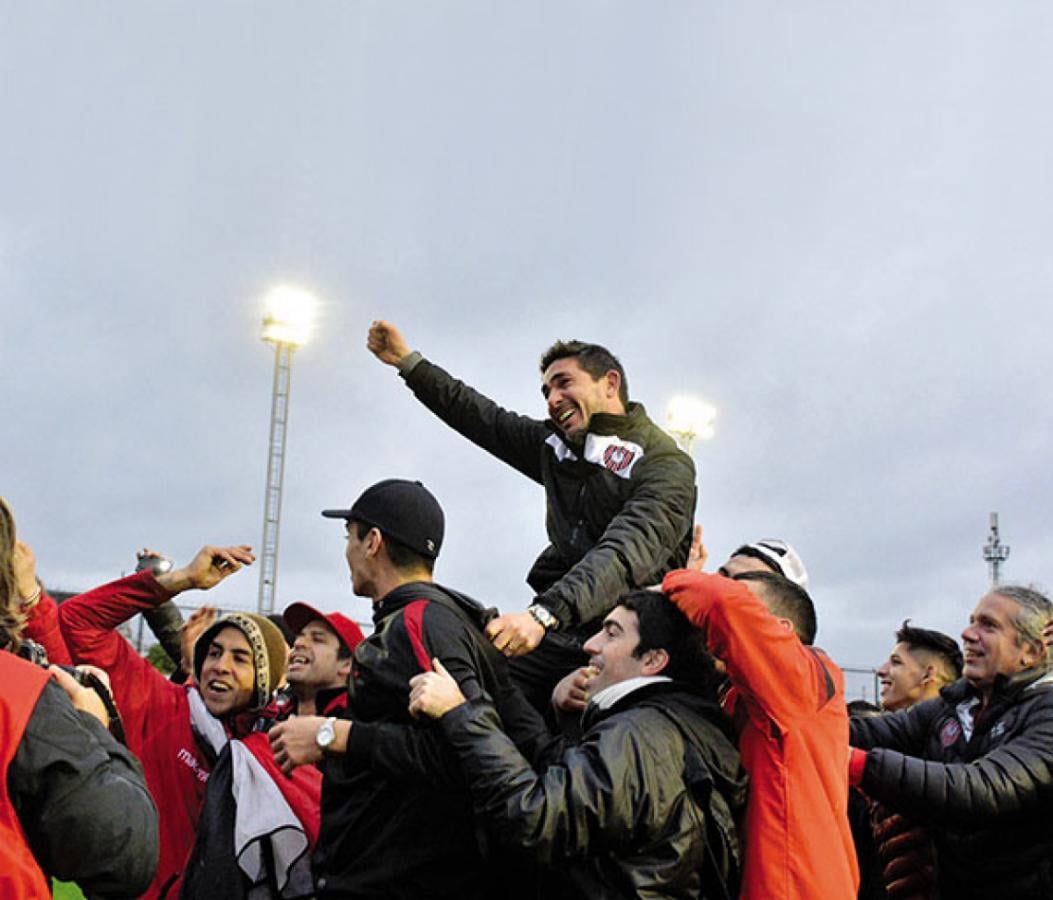 Imagen La alegría en su rostro, mientras es llevado en andas por los hinchas. El 30 de Julio, su segundo ascenso en Chaca, como DT, en San Martín.