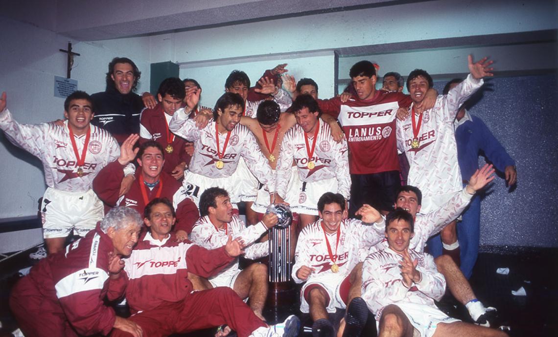 Imagen Con la Copa Conmebol 96 junto al equipo.