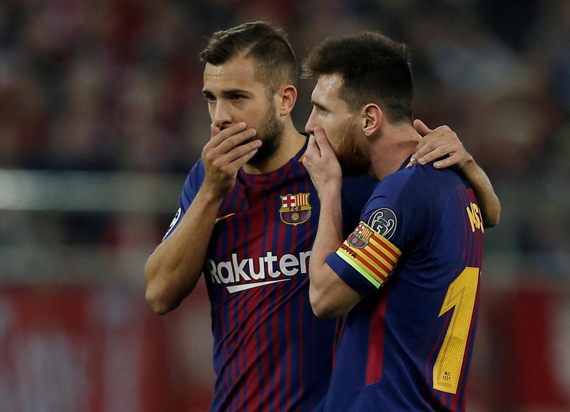 Imagen Messi y Jordi, hablando en medio de un partido.