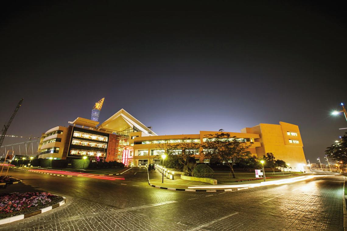 La silueta de Aspetar, delante de la gigantesca antorcha de la Academia Aspire, en Doha.