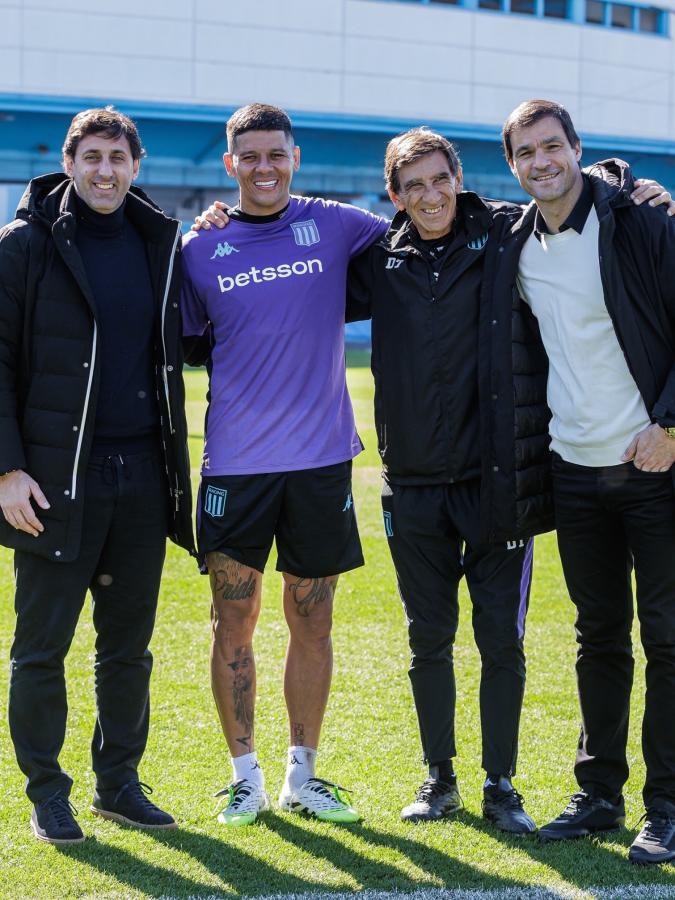 Imagen Marcos Rojo llegó a Racing por pedido de Gustavo Costas y Diego Milito lo aceptó