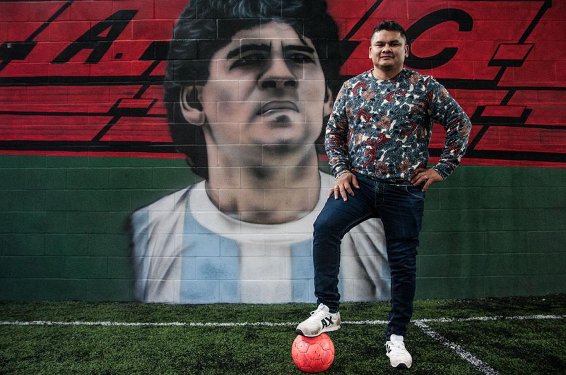 Imagen En un mural de sus canchas de Fútbol 5, en Margarita, hay un homenaje a Maradona. Una idolatría que el Chino heredó de su padre.