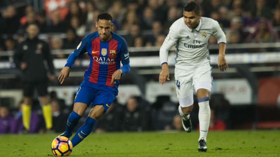 Imagen Neymar, atacando a Casemiro en un clásico.