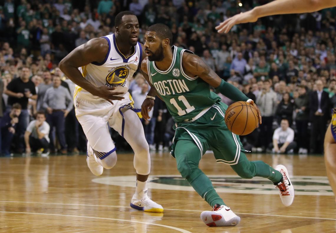 Imagen Draymond Green intenta pero no puede detener a Irving.