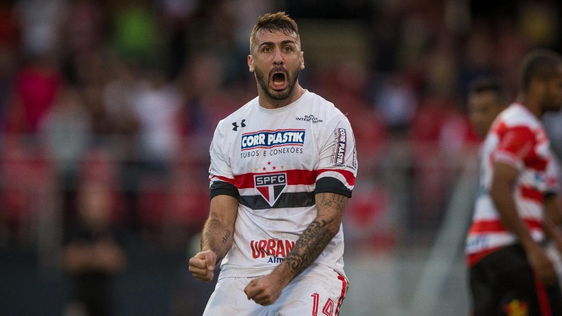 Imagen Pratto, festejando un gol en Brasil.