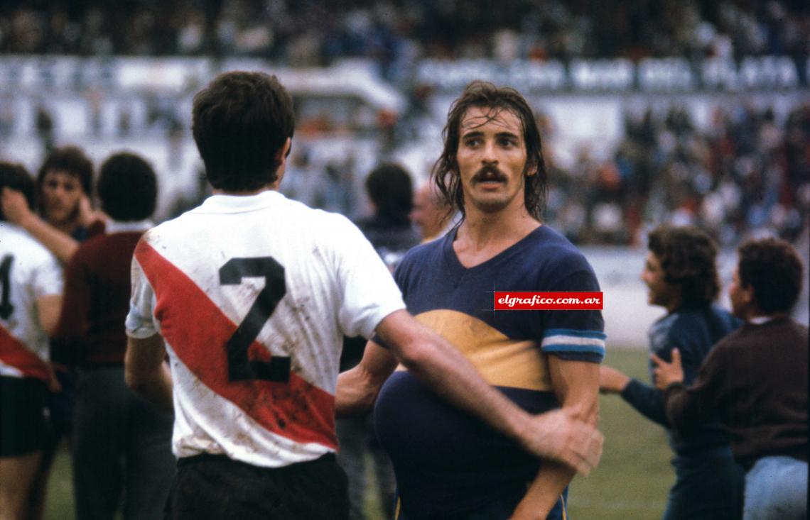 La pelota abajo de la camiseta en el Monumental, de espalda aparece otro grande, Roberto Perfumo.