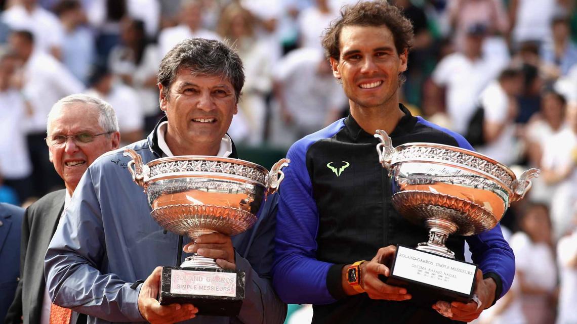 Imagen Rafa y Toni, festejando uno de los tantos Roland Garros que ganaron juntos.