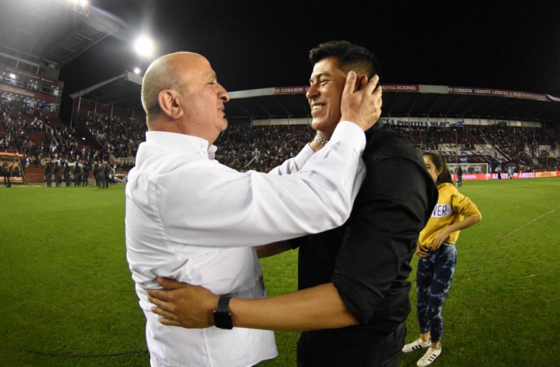 Imagen Russo, felicitando a Almirón tras el pase a la final.