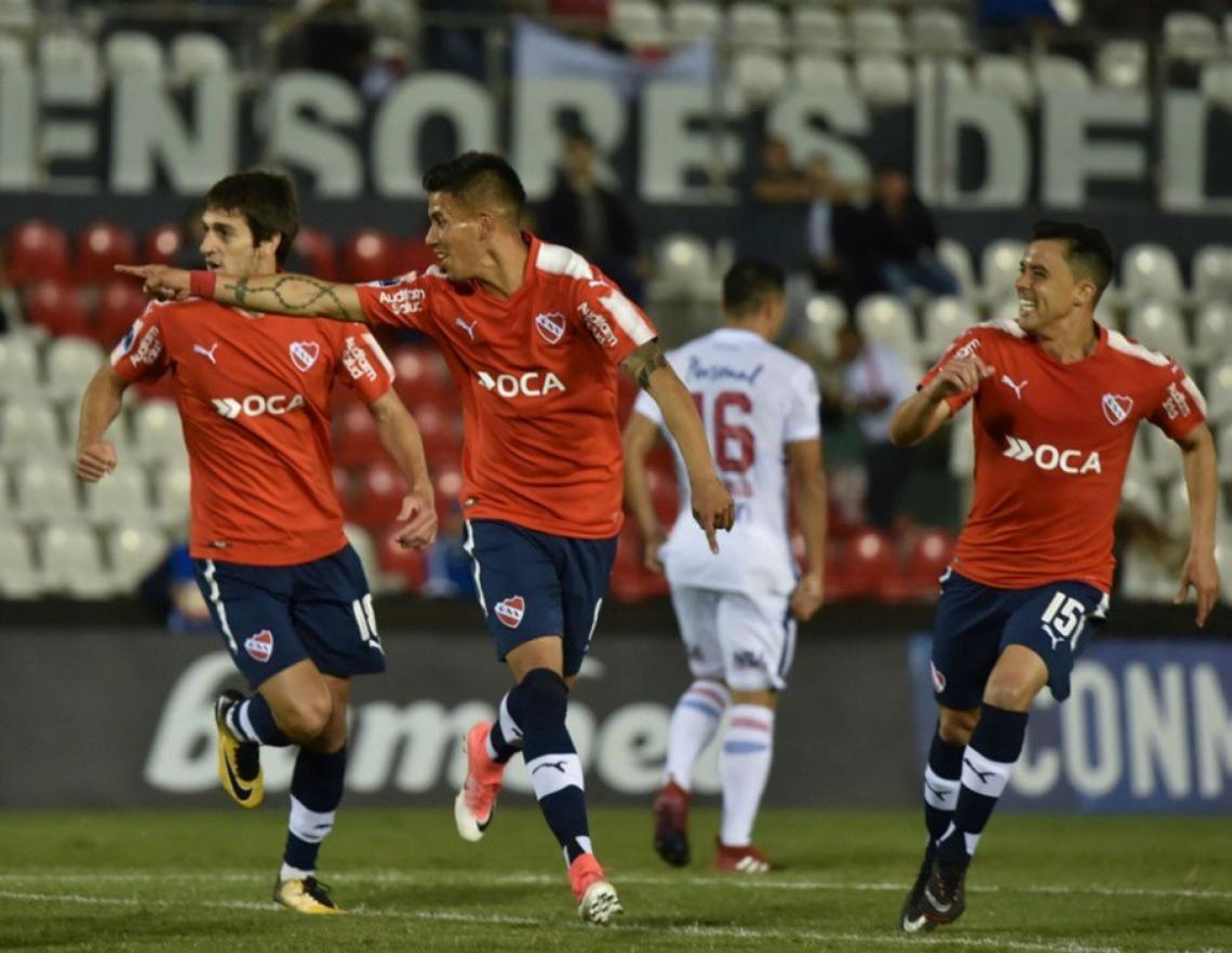 Imagen Maxi Meza, festejando su gol en Paraguay, ante Nacional.