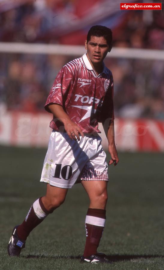 Imagen Moralito jugó en Lanús en dos etapas, 95-99 y en 2003 siendo campeón de la Copa CONMEBOL en 1996.