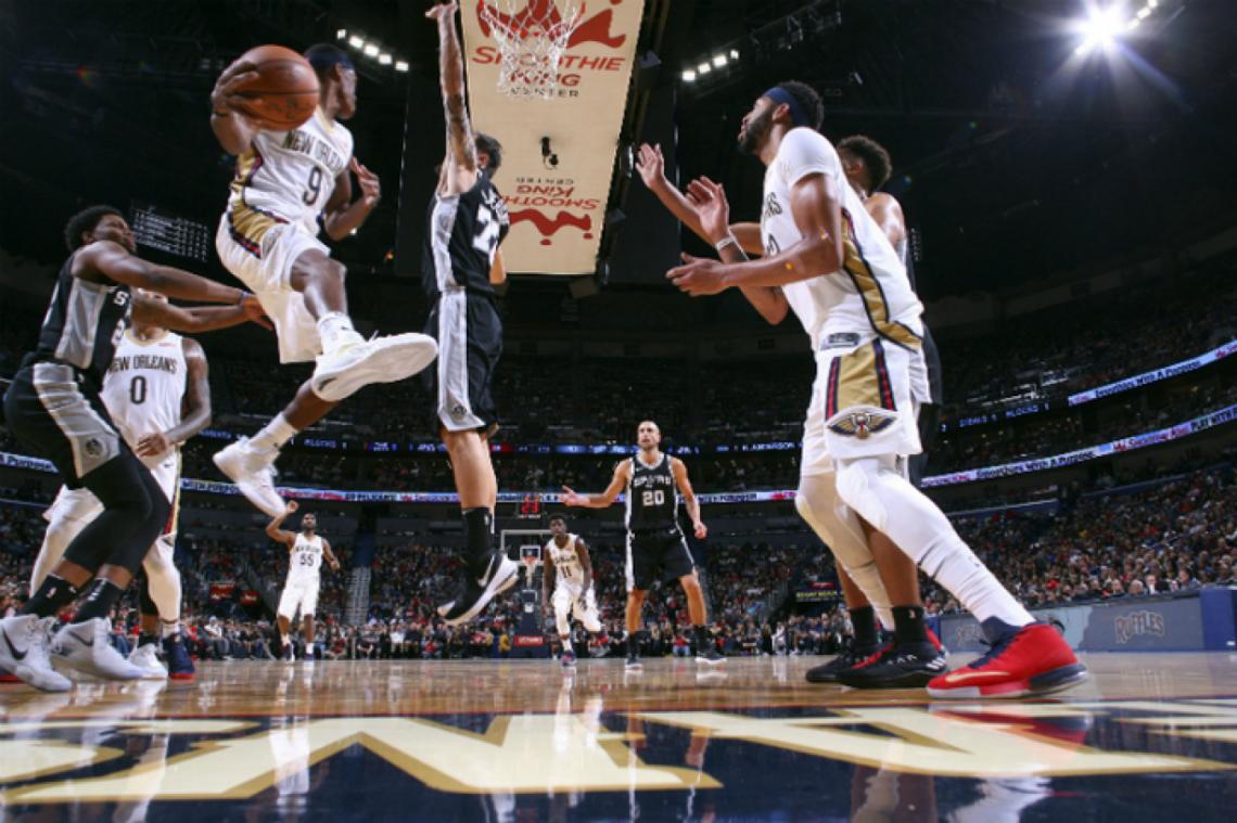 Imagen Manu, observando un ataque de los Pelicans.