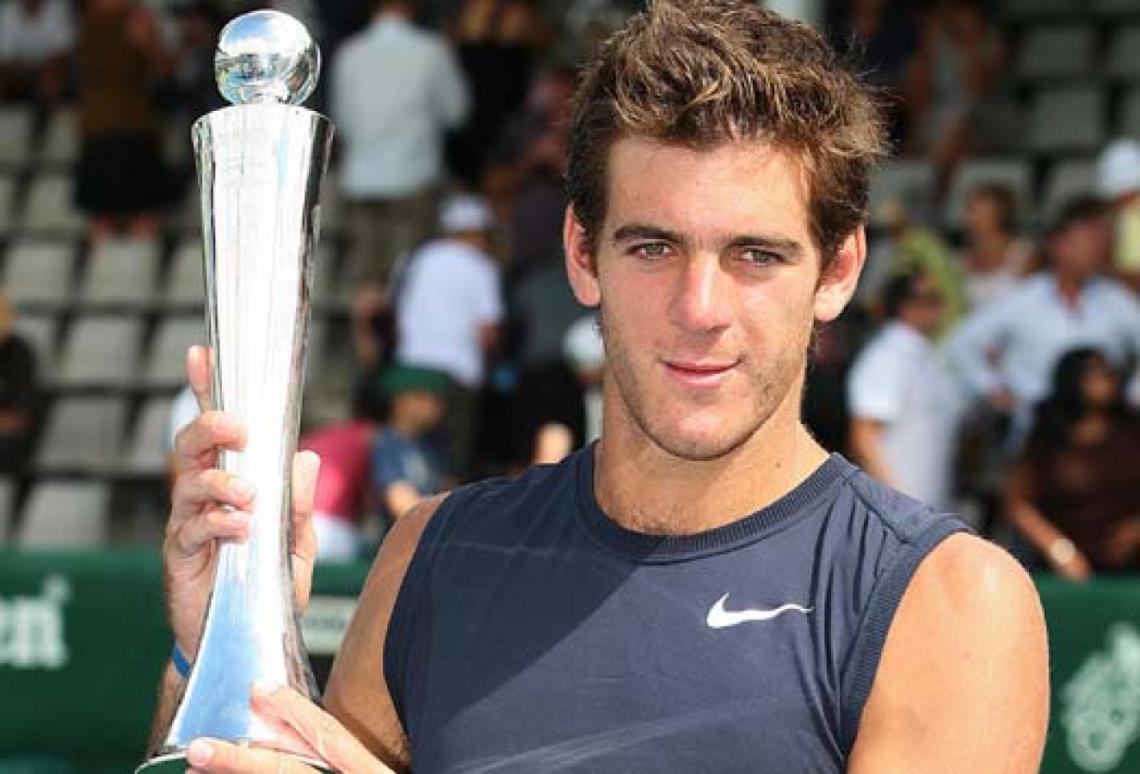 Imagen Del Potro, en Auckland, levantando el trofeo que ganó en 2009.